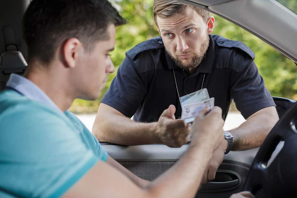 Legitymowanie kierowcy przez policjanta w trasie