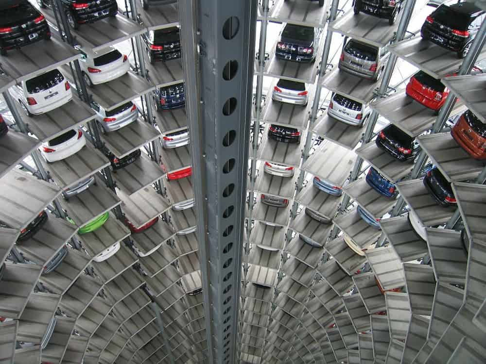Nowe modele samochodów na wystawie, parking wielopoziomowy